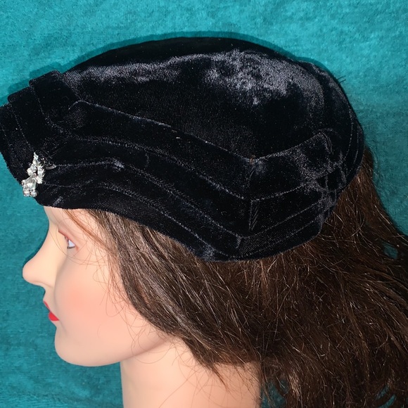 Vintage velvet hat from Daytons - Picture 3 of 10
